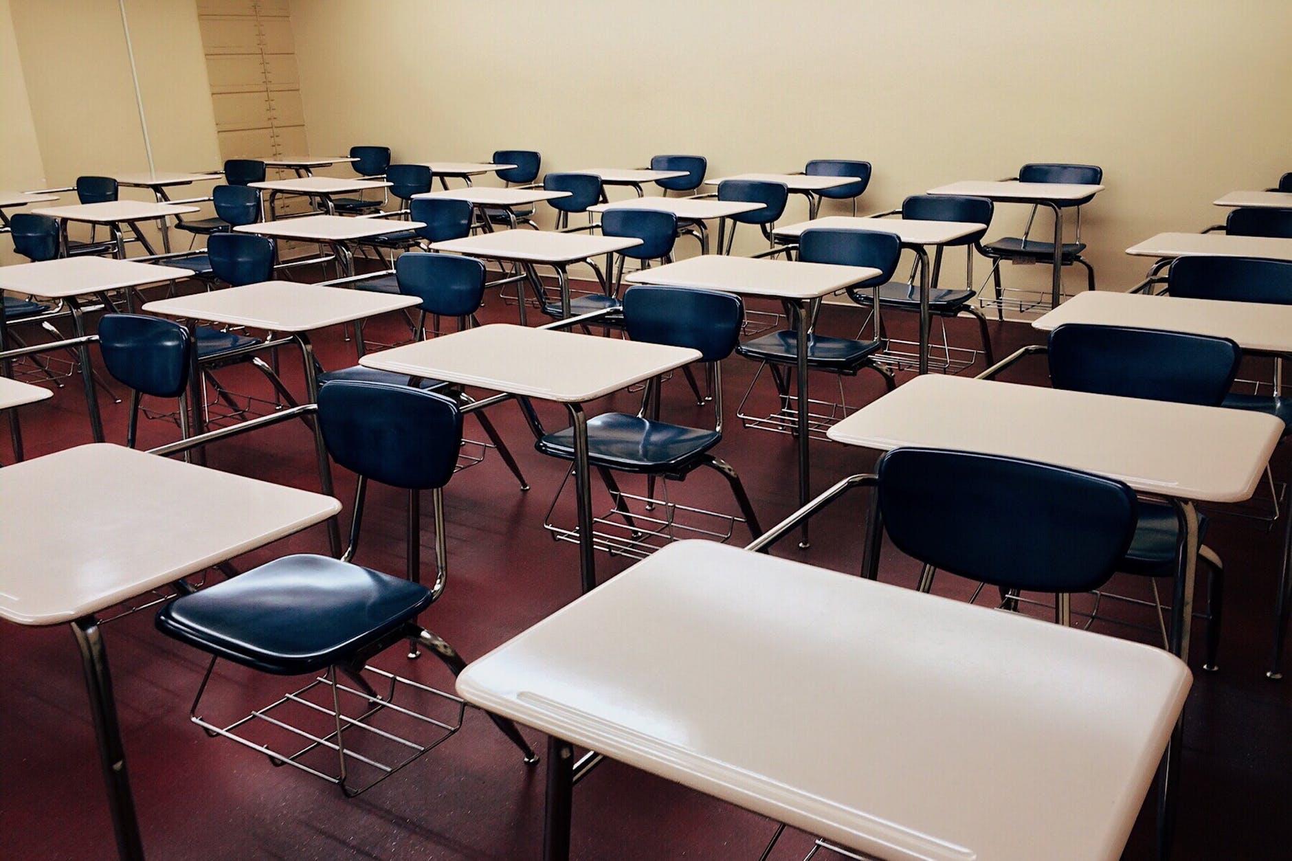 Ett klassrum väntar på elever
